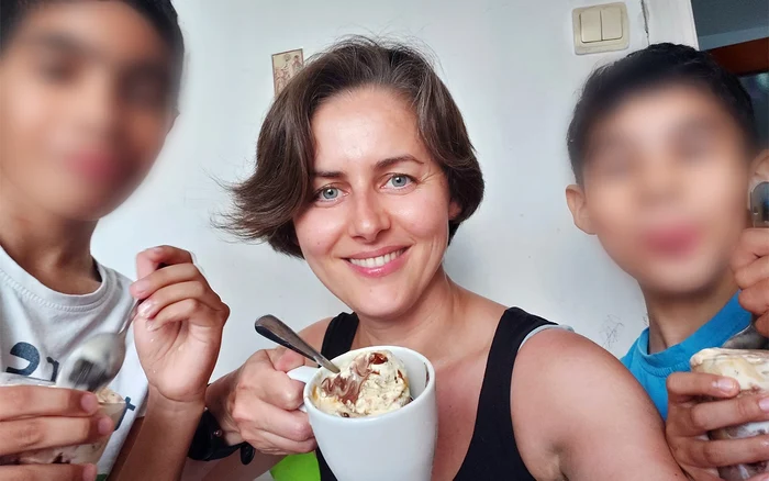 Tânăra are în grijă doi fraţi, Robert şi Matei. Foto: „Ajungem MARI”