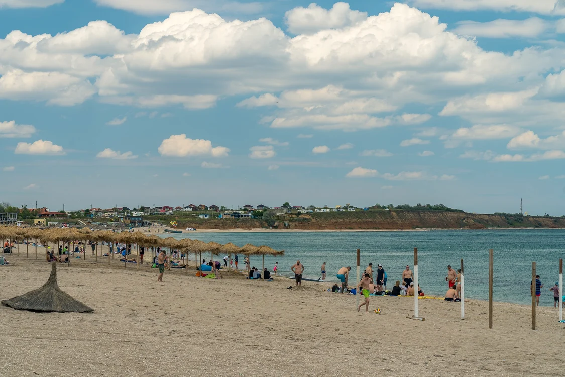 
    Pe plajă, nu mai e aglomerația din anii trecuți. Totuși, sute de oameni s-au bronzat la Vama Vechefoto: Facebook/Casa Nikiti  