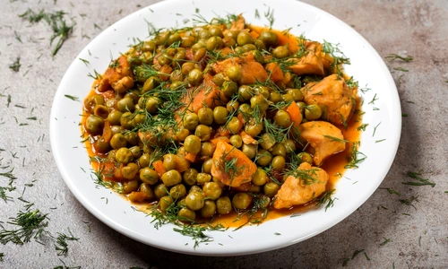 Mancare de mazare cu pui  Sursa foto shutterstock 2197313045 jpg