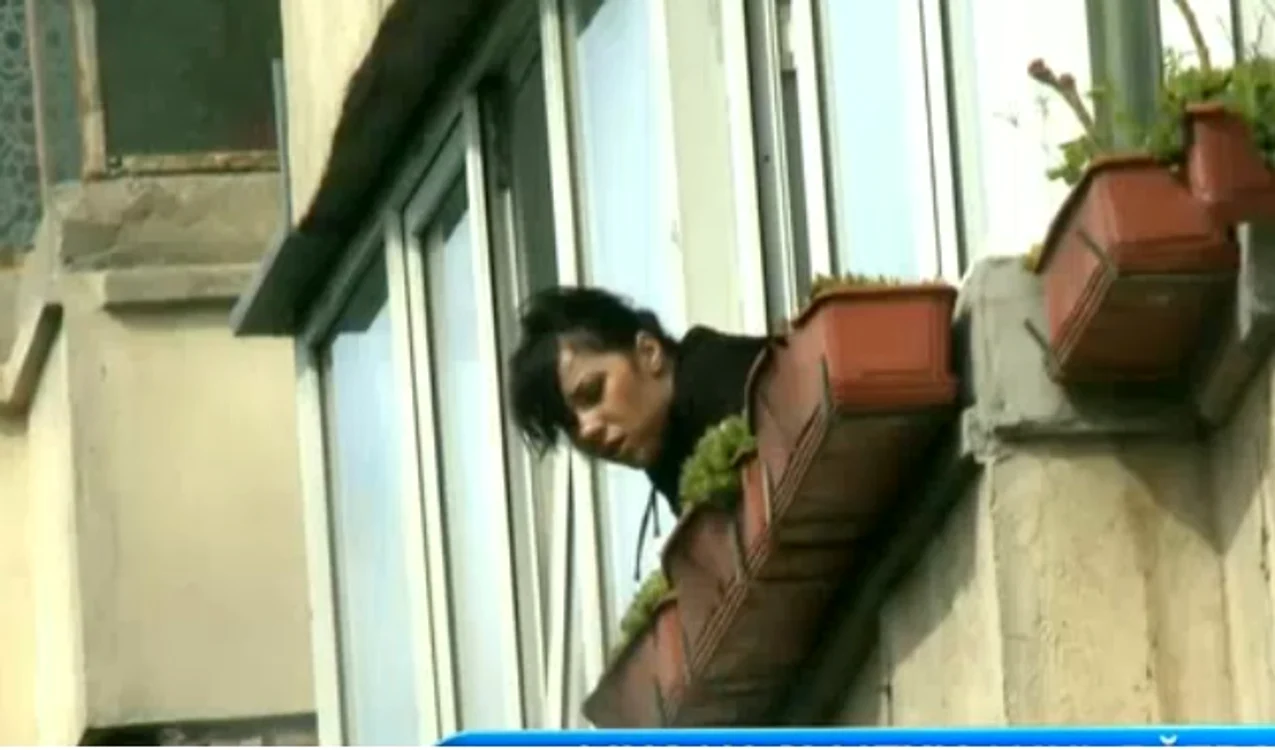 Ana-Maria a ieşit la balcon şi s-a uitat în dreapta şi stânga