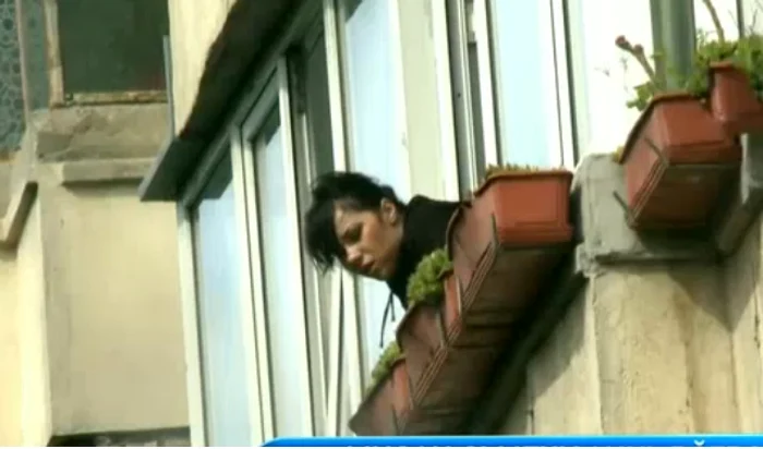 Ana-Maria a ieşit la balcon şi s-a uitat în dreapta şi stânga