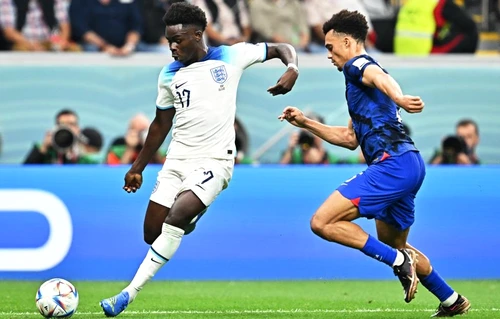 Mijlocașul Angliei Bukayo Saka și fundașul american Anthony Robinson. Foto: EPA-EFE