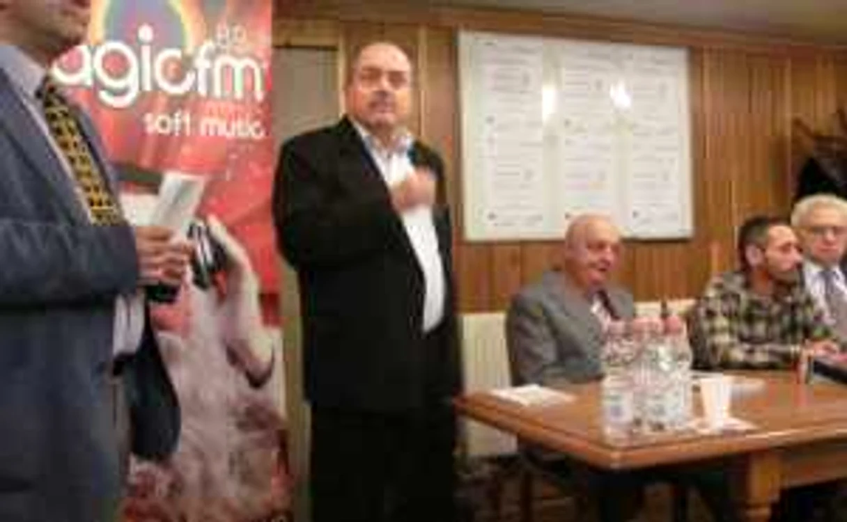 Virgil Andronescu, în mijloc, încadrat de greii genului. FOTO: NICOLETA BUTNARU