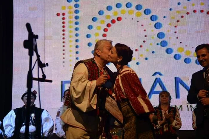 Gheorghe Turda și iubita, sărut tandru pe scenă