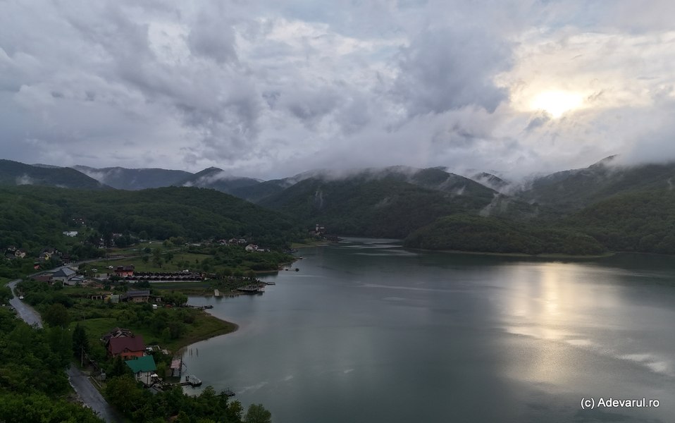 Lacul superb din vestul României ocolit de români. Locul unde s-au născut legende cu OZN-uri, monștri și blesteme