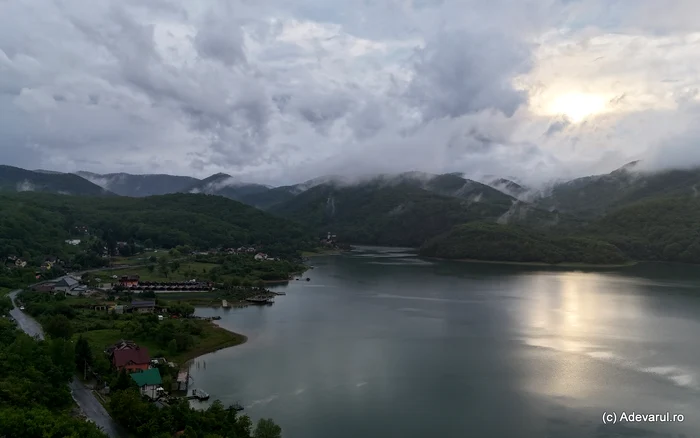 VIDEO Lacul superb din vestul României ocolit de români. Locul unde s-au născut legende cu OZN-uri, monștri și blesteme