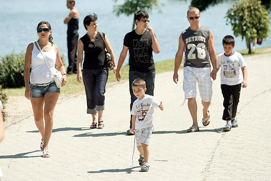 
    Ieşi din activitate cu 6 ani mai devreme dacă ai cel puţin trei copiifoto: Click!  