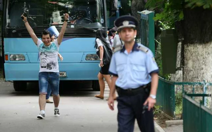 Elev de la „Bolintineanu“, schingiuit cu autocarul de către poliţişti şi procurori FOTO Dorin Constanda