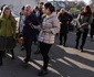 Călin Georgescu, însoțit de soția Cristela Georgescu, personal de pază și reprezentanți ai unui post de televiziune, face cumpărături în Piața 16 Februarie, în București. FOTO Inquam Photos / Octav Ganea