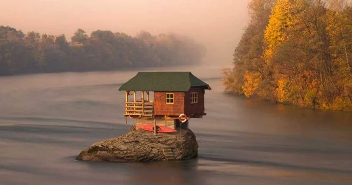 Casa de pe stâncă a fost construită în mijlocul unui lac din Serbia. FOTOGRAFII news.distractify.com