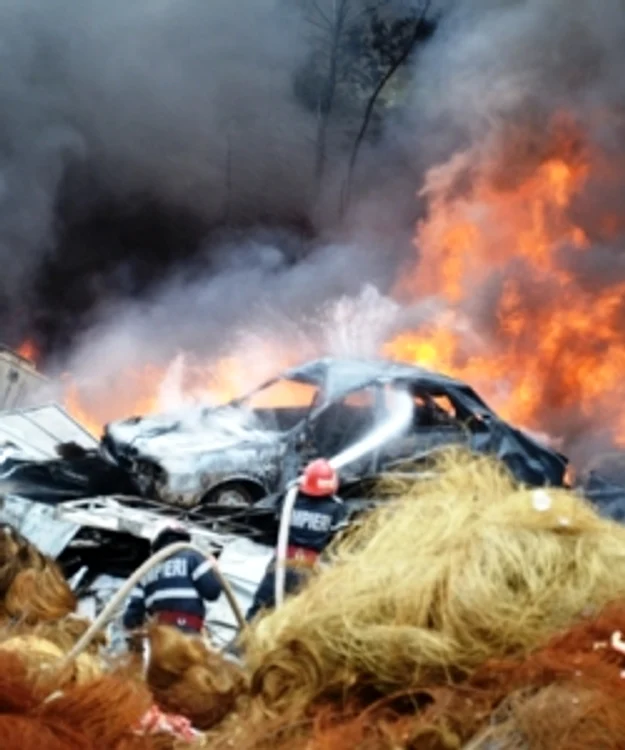 Deocamdată nu se cunoaşte cauza izbucnirii incendiului (foto: gazetanoua.ro)