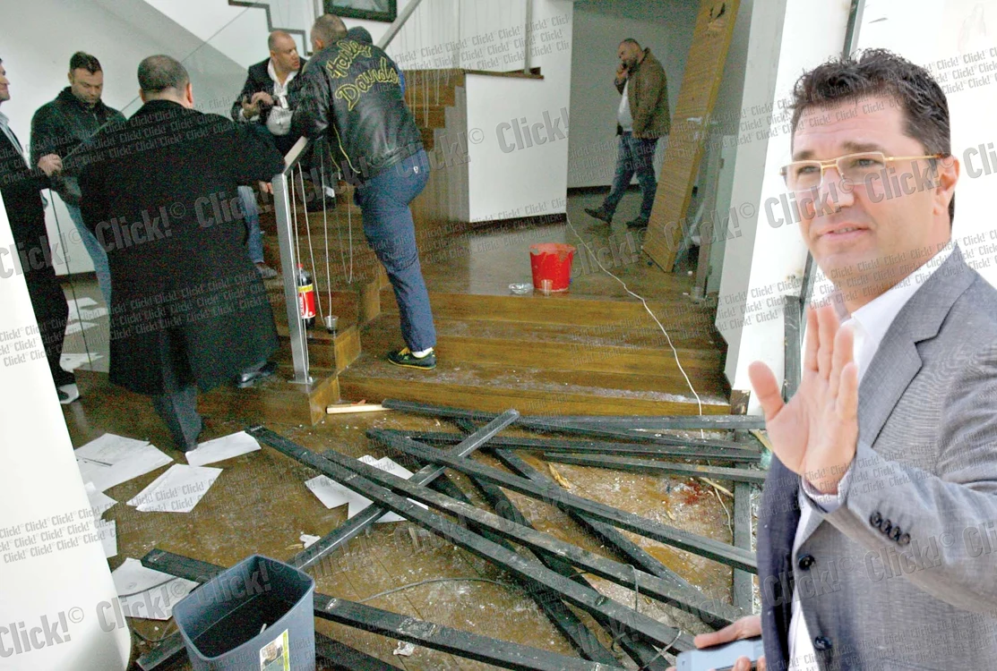 
    Intrarea în vilă era protejată cu  grilaje din fier, pe care oamenii  Cristinei Duma le-au pus  la pământ cu flexul  