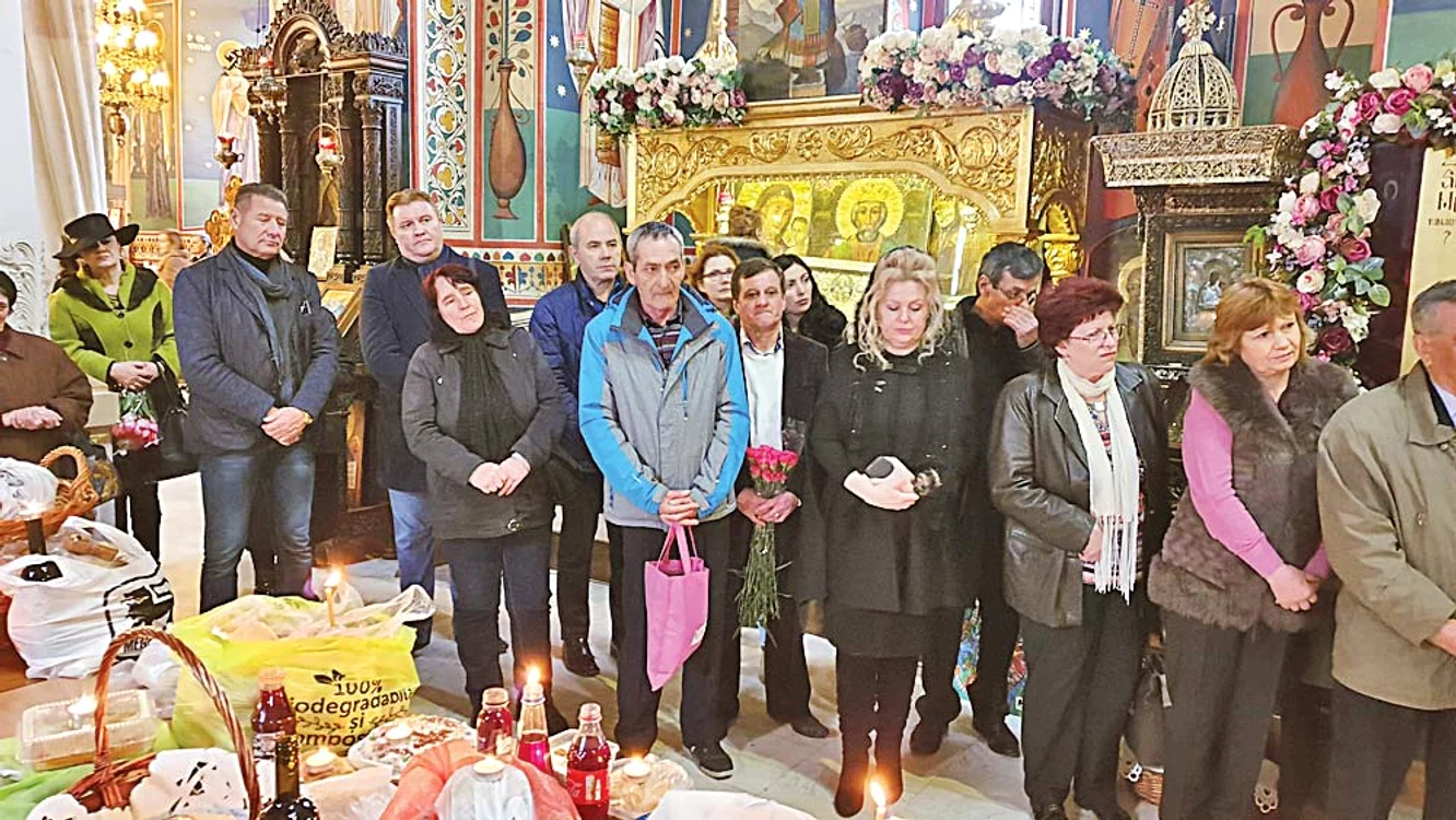 Câţiva zeci de oameni, prieteni apropiaţi, au venit la slujba de la biserică