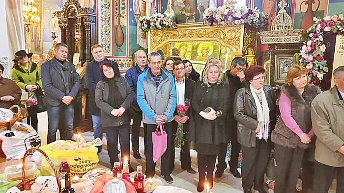 Câţiva zeci de oameni, prieteni apropiaţi, au venit la slujba de la biserică