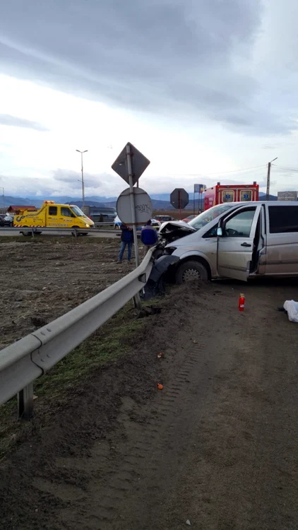 Accident rutier pe DN 1 Avrig - Sibiu în urma coliziunii dintre un microbuz şi un autoturism - 7 persoane implicate Foto Adevărul