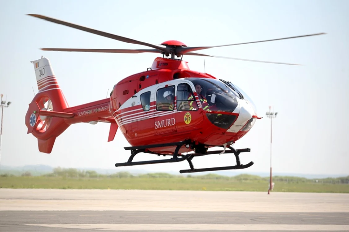 
    Fetiţa a fost transportată la spital cu un elicopter SMURD  