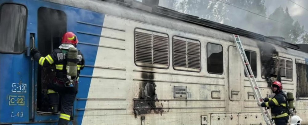 Locomotiva unui tren a luat foc într-o gară din Transilvania. Pasagerii s-au autoevacuat