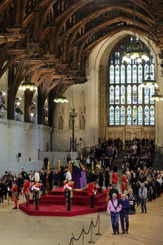 sicriul Reginei Elisabeta vegheat de nepoti Printul William, Printul Harry, Printesa Eugenie, Printesa Beatrice, Peter Philips, Zara Tindall, Louise si James (10) jpg