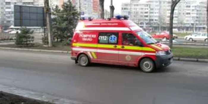 Angajaţii SMURD i-au ajutat pe colegii de la Ambulanţă, foto Dorin Udrea