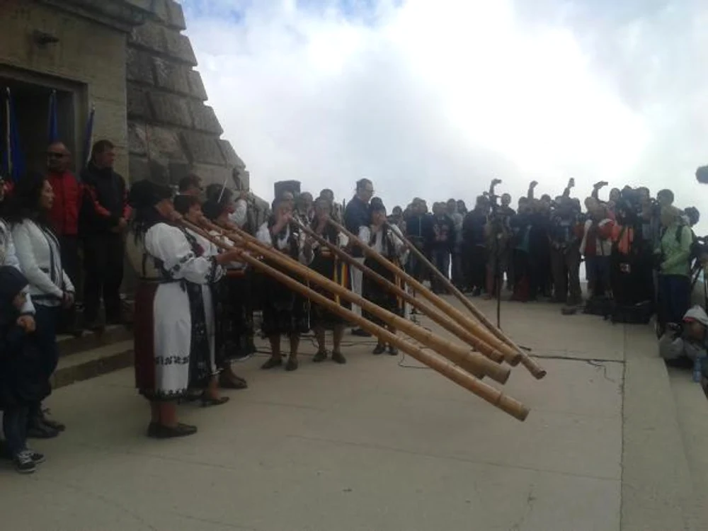 Lângă celebra Cruce de pe masivul Caraiman, au răsunat tulnice, acorduri de orchestră, dar şi pintenii şi zurgălăii căluşarilor