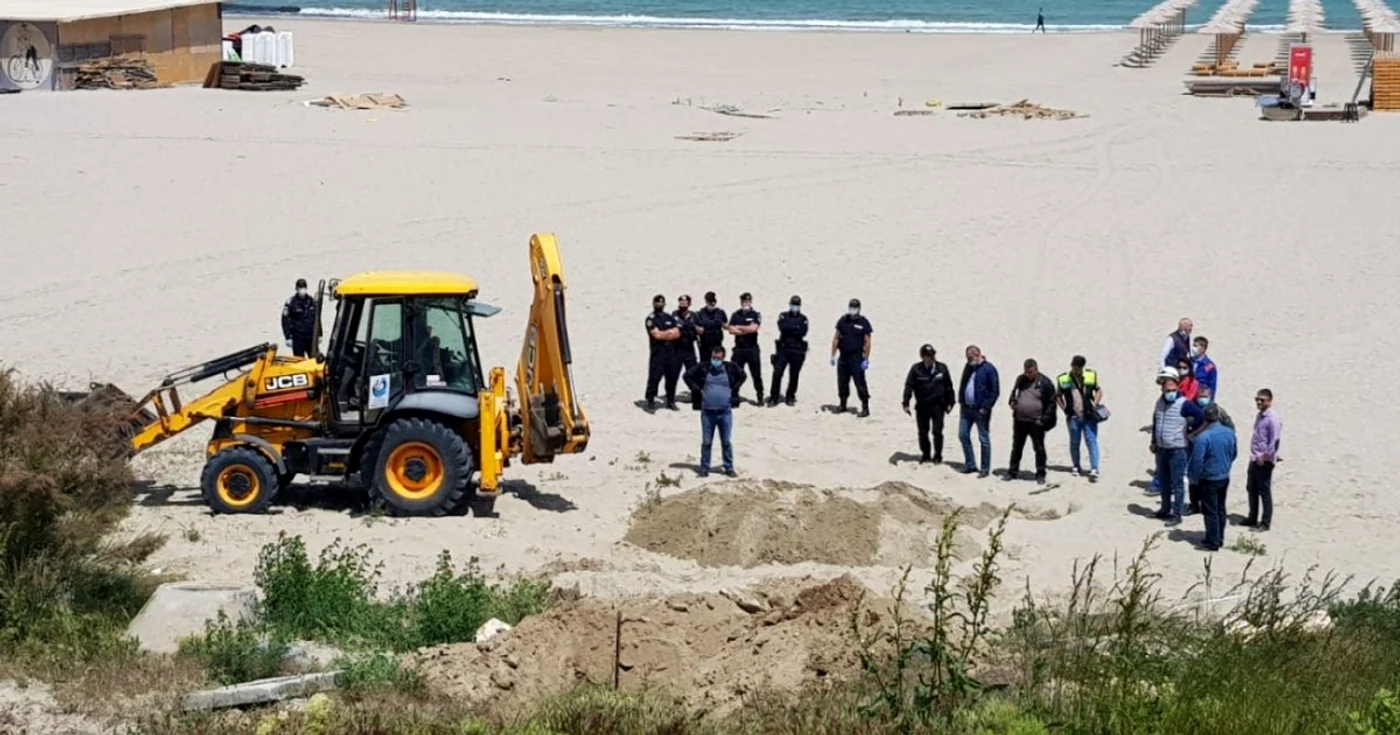 Demolări ale construcţiilor ilegale de pe plaja Constanţa - Faleză Nord Sursa Apele Române