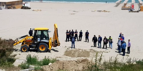 Demolări construcţii ilegale beach-bar baruri plaja Constanţa Faleză Nord Sursa Apele Române