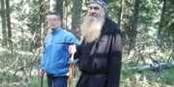 Călugărul Onufrie locuieşte de 18 ani în Masivul Postăvarul
