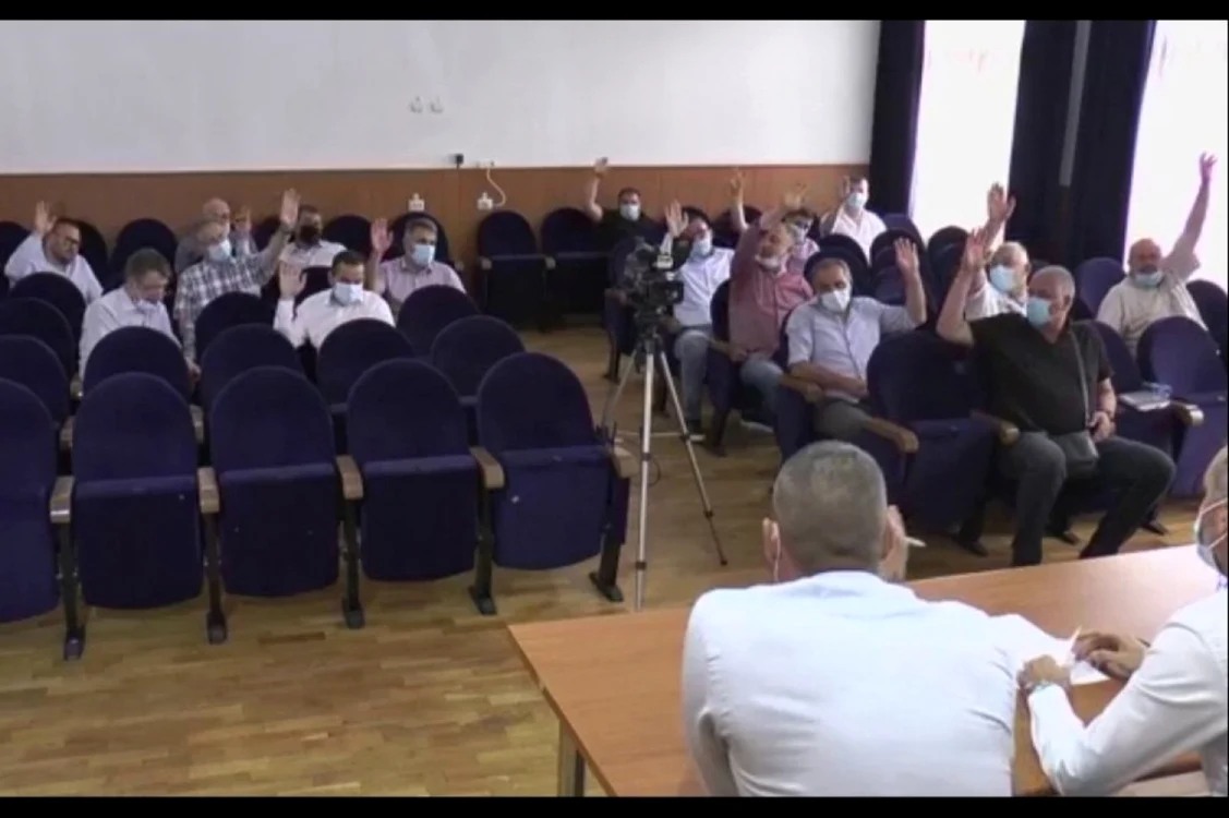Consliierii locali din Tecuci în  cursul procesului de votare FOTO ziarultecucean.com