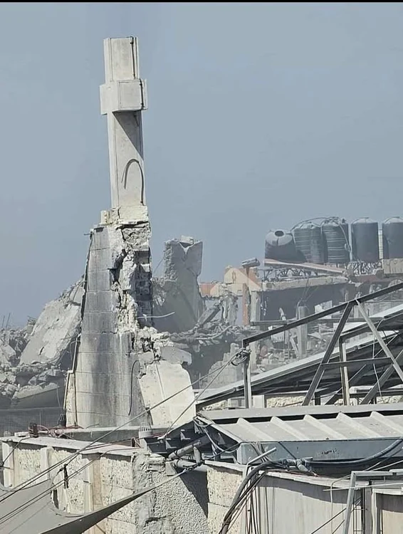 FOTO Armata israeliană a bombardat biserica catolică Sfânta Familie din Gaza. Preotul paroh, printre răniți