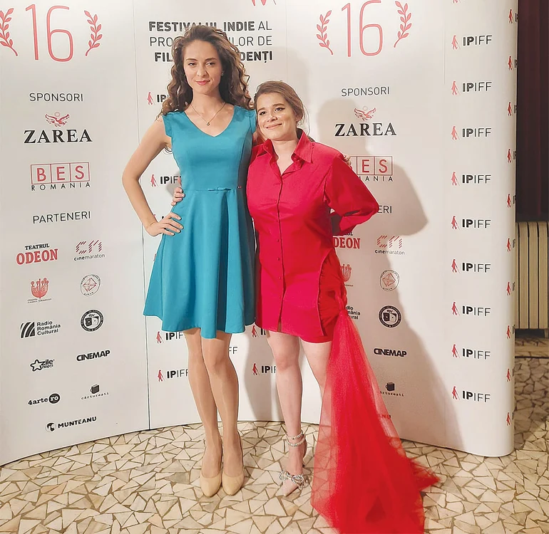 Kira Hagi a atras atenţia cu rochia roşie cu trenă, alături de Teodora Păcurar din „Adela”