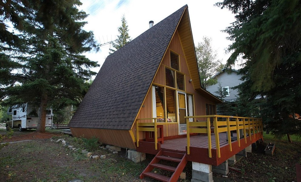 Moda cabanelor A-frame i-a cucerit pe români. Construcțiile moderne din munți amintesc de casele străvechi ale moților