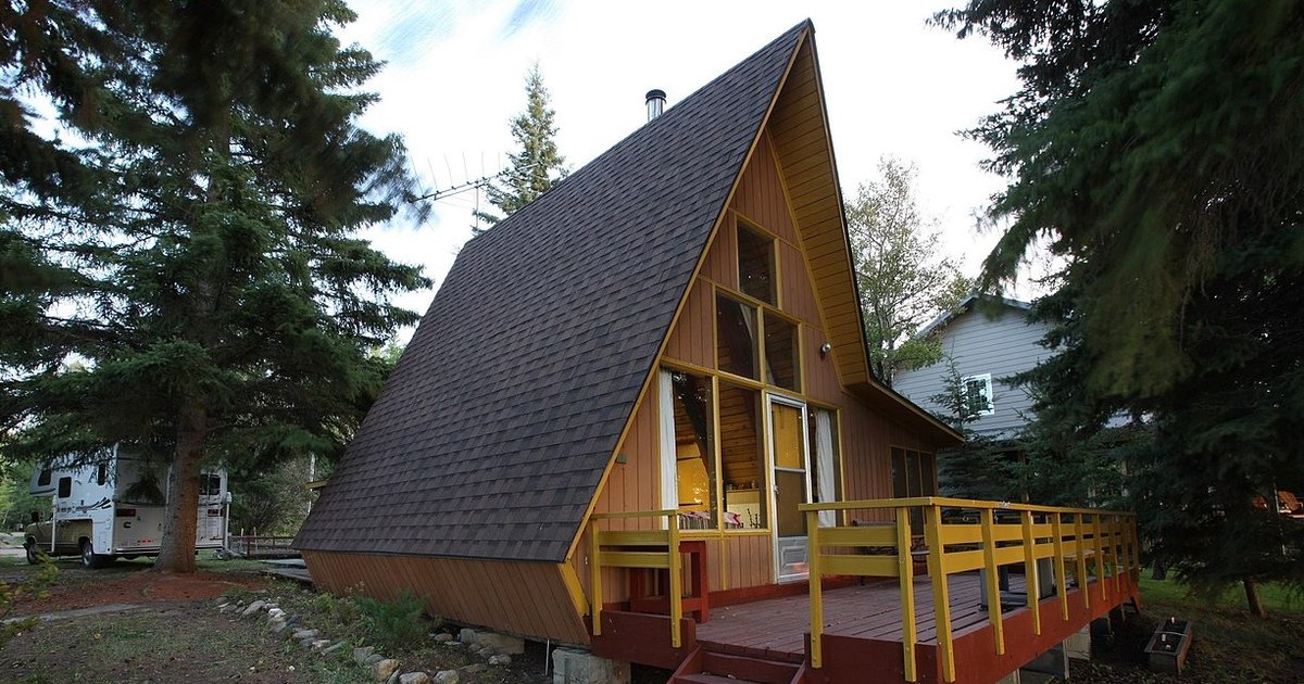Moda cabanelor A-frame i-a cucerit pe români. Construcțiile moderne din munți amintesc de casele străvechi ale moților
