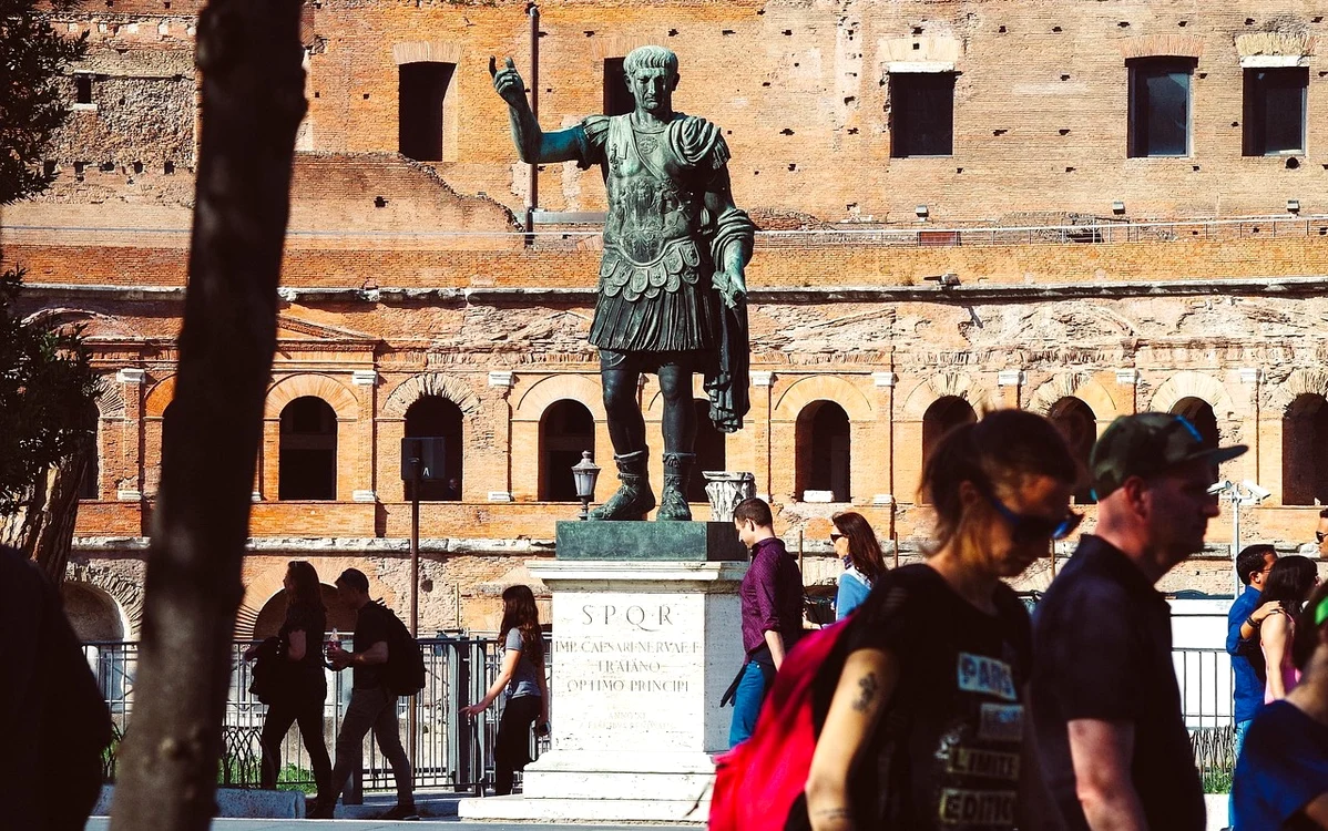 Împăratul Traian, omagiat atât în Italia cât și în România. Foto: Pixabay.com