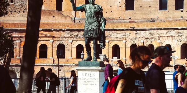 Statuia imparatului Traian din Roma Foto Pixabay com jpg