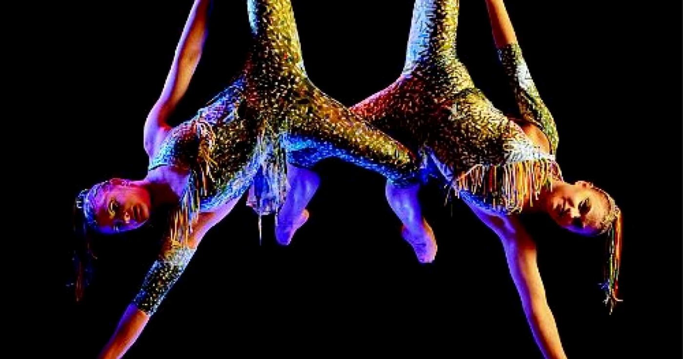 Un moment din show-ul trupei Cirque du Soleil