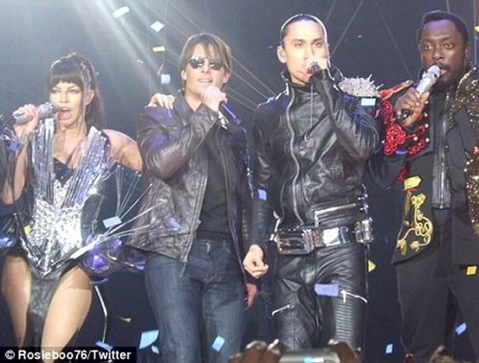 Tom Cruise a făcut show la Londra cu Black Eyed Peas. (Foto: rosieboo76/Twitter)