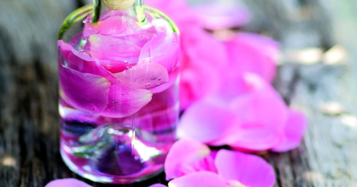 Apa florală de trandafiri are efecte la nivelul pielii FOTO Arhivă