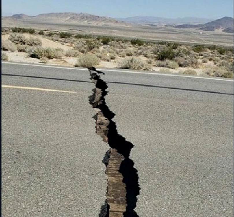 Autostradă crăpată în urma unui cutremur în California