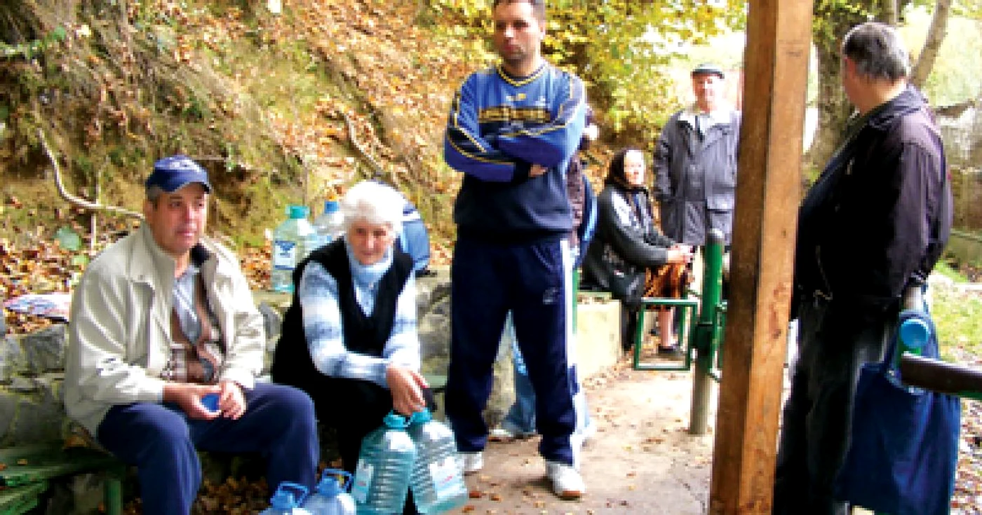 Reşiţa: Reşiţenii refuză să bea apa de la robinet şi fac coadă la izvor (GALERIE FOTO)