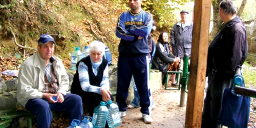 Reşiţa: Reşiţenii refuză să bea apa de la robinet şi fac coadă la izvor (GALERIE FOTO)