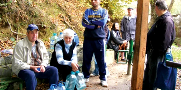Reşiţa: Reşiţenii refuză să bea apa de la robinet şi fac coadă la izvor (GALERIE FOTO)