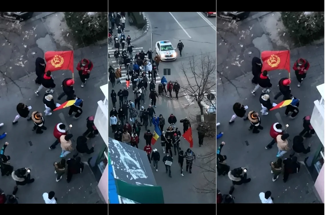 Protest anti - restricţii la Râmnicu Vâlcea arborând steaguri cu secera şi ciocanul şi cu stema României Foto colaj Kandy Reisenauer