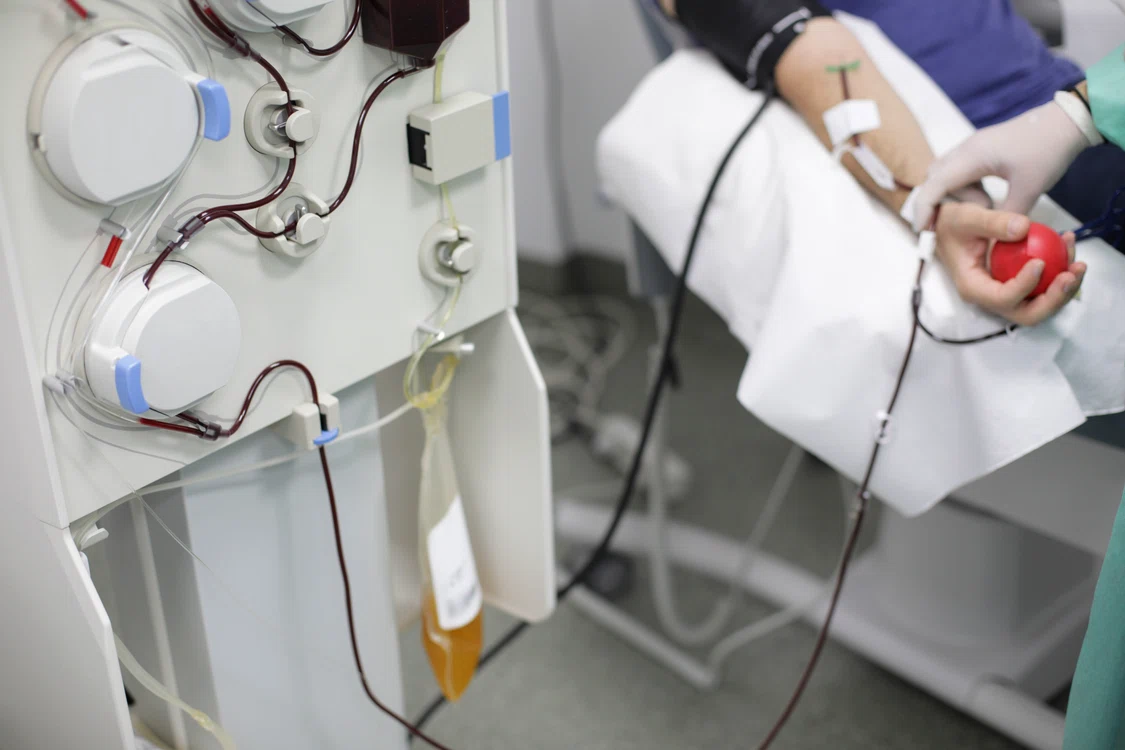 Plasma este separată, iar sângele este reintrodus în venă