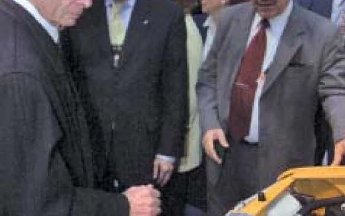 27 septembrie 2001. MS Regele Mihai, Călin Popescu Tăriceanu şi Constantin Stroe, la deschiderea Salonului Auto Bucureşti p Fotografii: mediafax