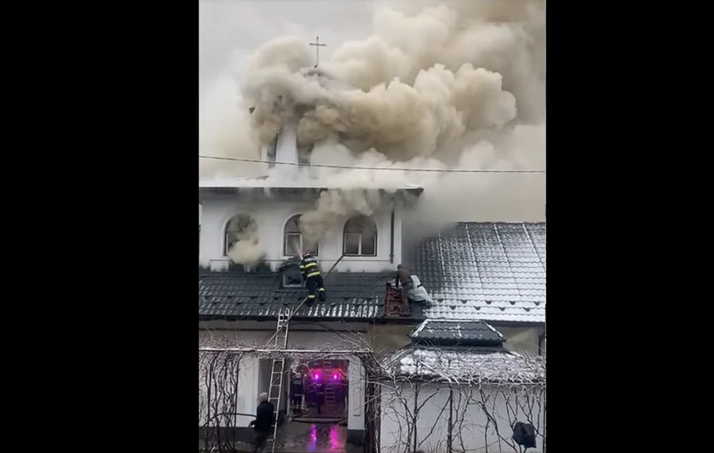 Incendiu la o chilie a Mănăstirii Strâmba Jiu, la parastasul unei maici. Flăcările au cuprins 250 de metri pătrați din acoperiș
