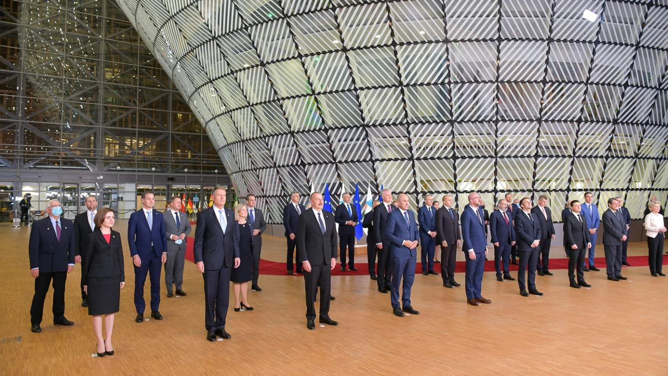Foto: Preşedinţia României / Poză de grup cu şefii de state participanţi la Summit