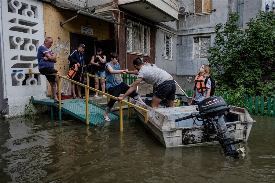 Sinistrații din Herson, atacați armata rusă în timp ce caută adăpost