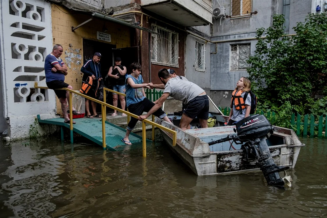 Oameni afectați de inundați sunt evacuați în Herson Foto EPA EFE