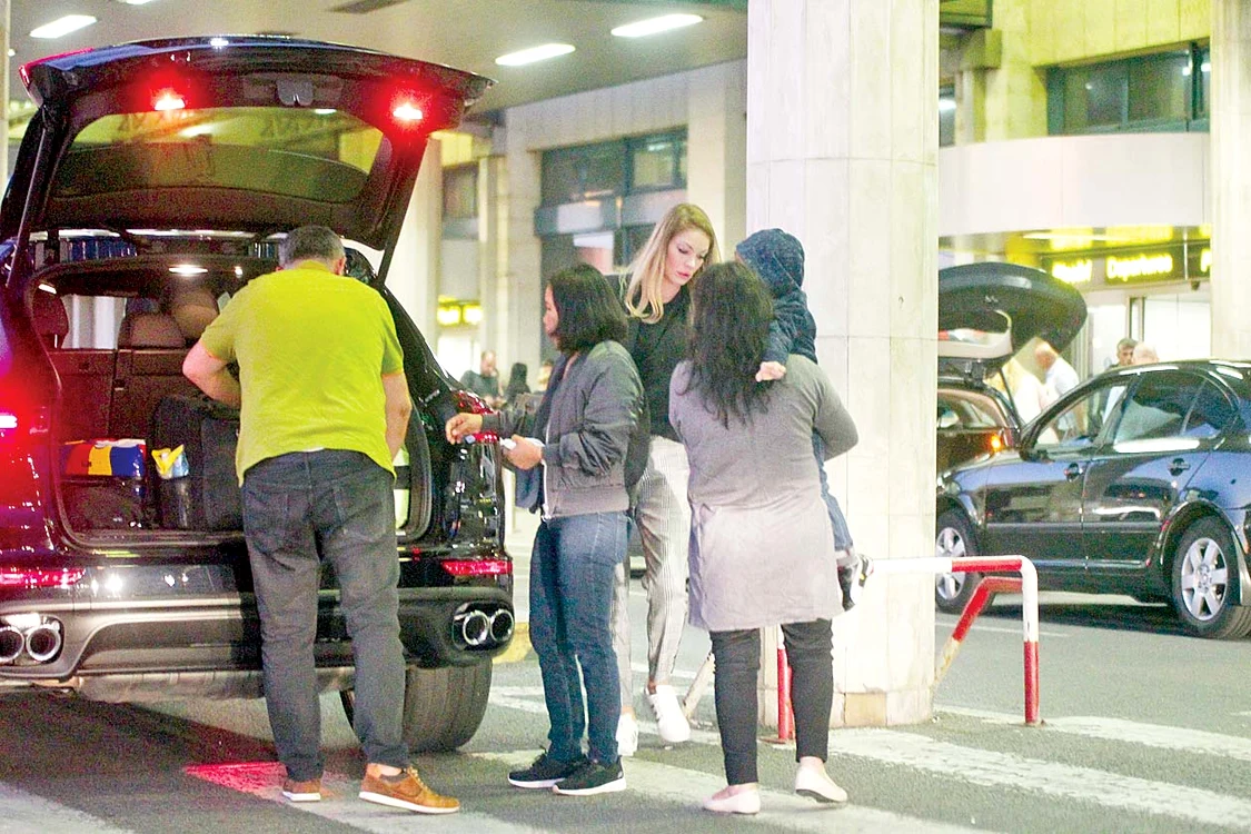 Şoferul le-a descărcat bagajele la aeroport