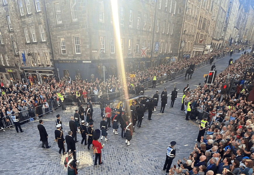 O rază de soare a luminat sicriului Reginei Elisabeta, într-o procesiune în Edinburg